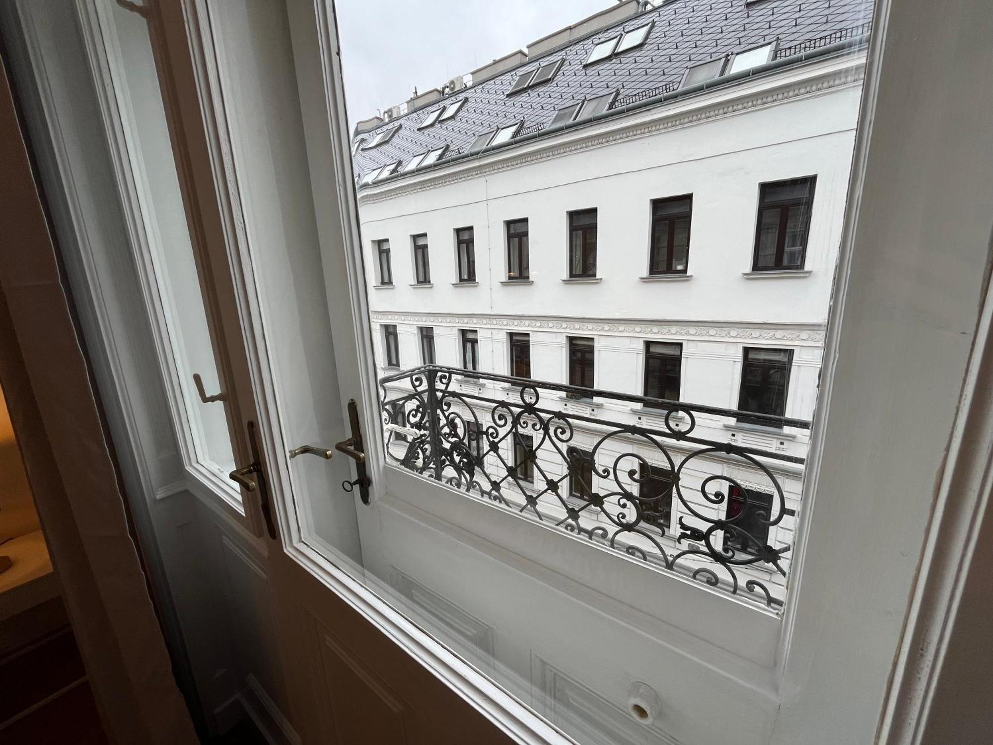 Grosszuegiger Wiener Altbau Gleich Neben Schoenbrunn Exterior foto